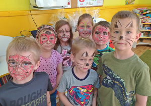 Dzieci w pomalowanych twarzach
